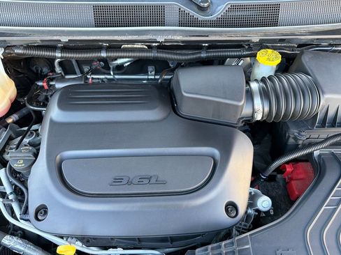 Used 2023 Chrysler Pacifica Touring-L image 24