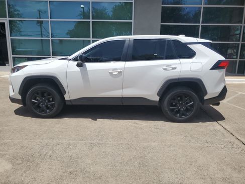 Used 2022 Toyota RAV4 LE FWD image 11