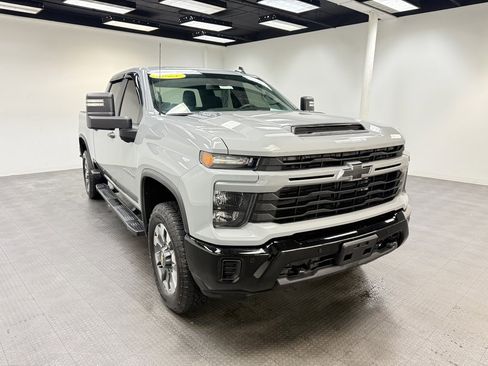 Used 2025 Chevrolet Silverado 2500 Custom w/ Custom Value Package image 8