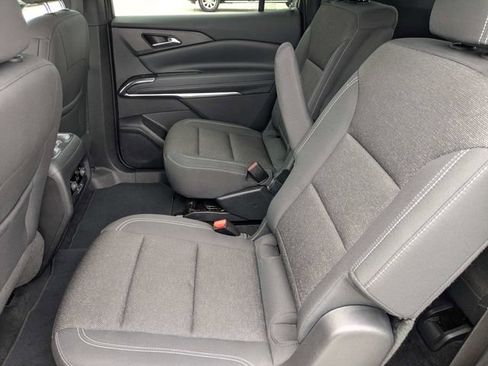 Used 2025 Chevrolet Traverse LT FWD image 13