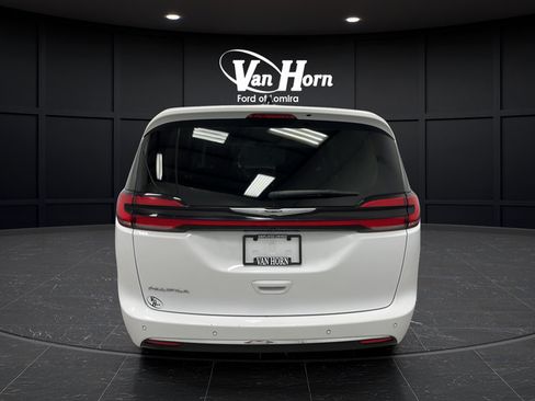Used 2024 Chrysler Pacifica Touring-L FWD image 5