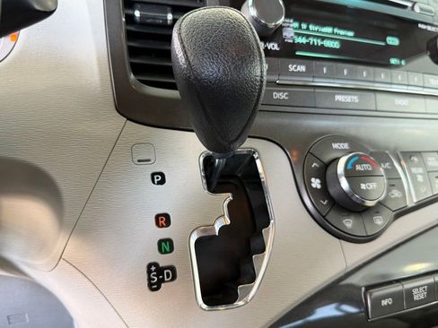 Used 2014 Toyota Sienna LE FWD image 23
