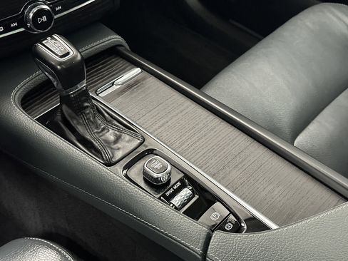 Used 2020 Volvo XC90 T6 Momentum w/ Protection Package Premier image 31