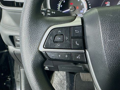 Used 2023 Toyota Highlander L FWD image 16