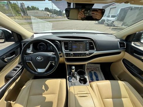 Used 2019 Toyota Highlander XLE AWD/4WD image 16