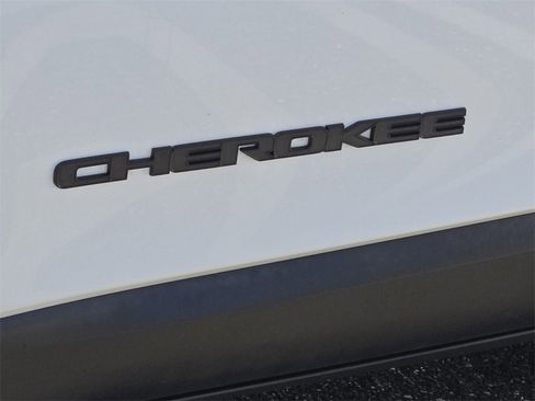 Used 2020 Jeep Cherokee Latitude Plus image 12