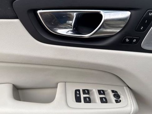 Certified 2023 Volvo XC60 B6 Ultimate w/ Protection Package Premier image 10