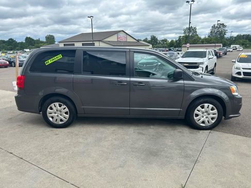 Used 2018 Dodge Grand Caravan SE w/ UConnect Hands-Free Group FWD image 4