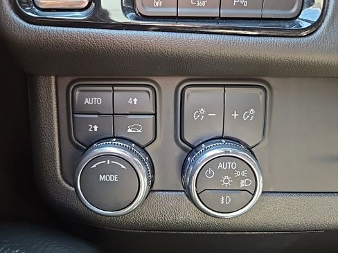 Used 2025 GMC Yukon XL Denali AWD/4WD image 22