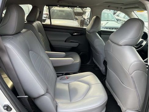 Used 2023 Toyota Highlander FWD image 20