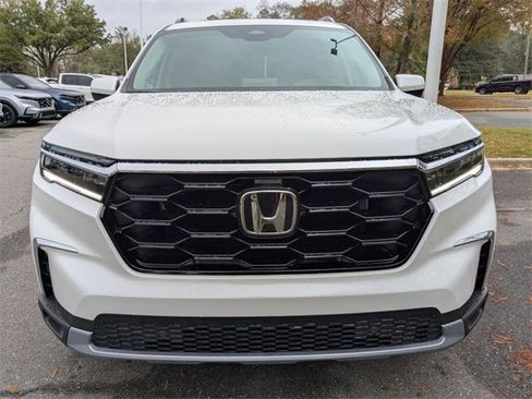 New 2025 Honda Pilot Touring image 3