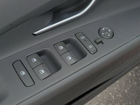 Used 2025 Hyundai Elantra SEL image 16