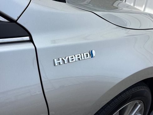 Used 2017 Toyota Camry XLE w/ Moonroof Package image 7