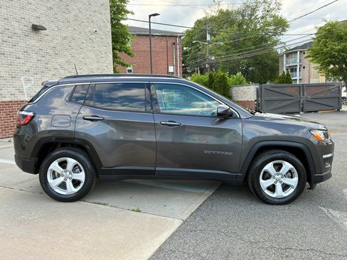 Used 2018 Jeep Compass Latitude w/ Popular Equipment Group FWD image 5