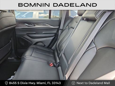 Used 2025 Jeep Grand Cherokee Limited w/ Black Appearance Package image 12