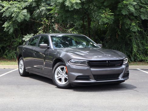 Used 2022 Dodge Charger SXT RWD image 2