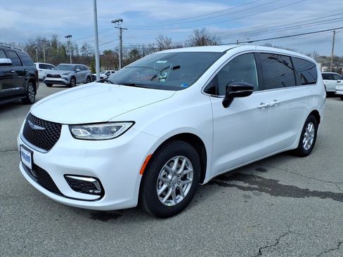 New 2026 Chrysler Pacifica Select image 8