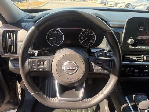 Used 2024 Nissan Pathfinder SV image 28