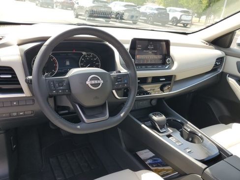 Certified 2025 Nissan Rogue SV w/ SV Premium Package FWD image 8