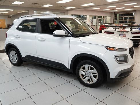Used 2021 Hyundai Venue image 13