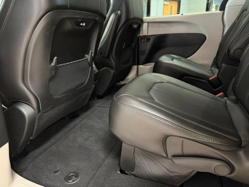 Used 2024 Chrysler Pacifica Touring-L AWD/4WD image 21