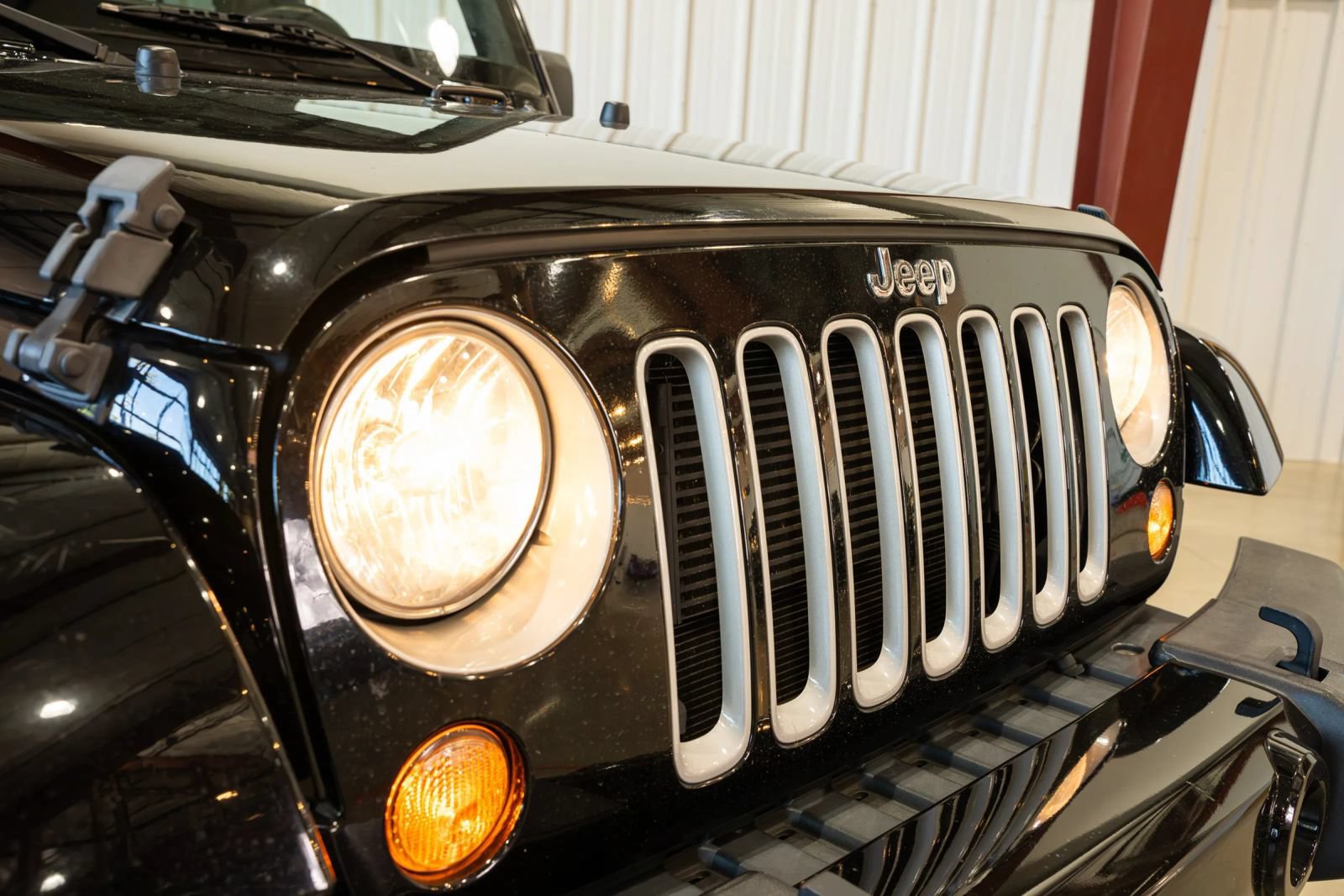 Used 2018 Jeep Wrangler Unlimited Sahara w/ Connectivity Group AWD/4WD image 11