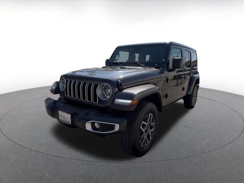 Used 2025 Jeep Wrangler Sahara image 7
