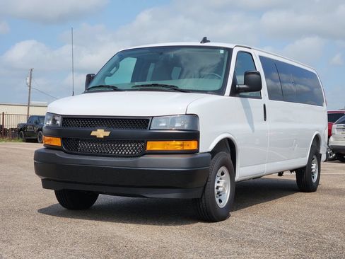 Used 2025 Chevrolet Express 3500 LS RWD image 3