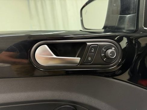 Used 2019 Volkswagen Beetle 2.0T SE w/ SE Premium Package FWD image 11
