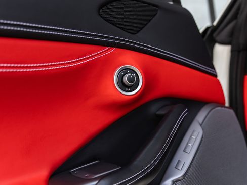 Used 2020 Ferrari Portofino RWD image 30