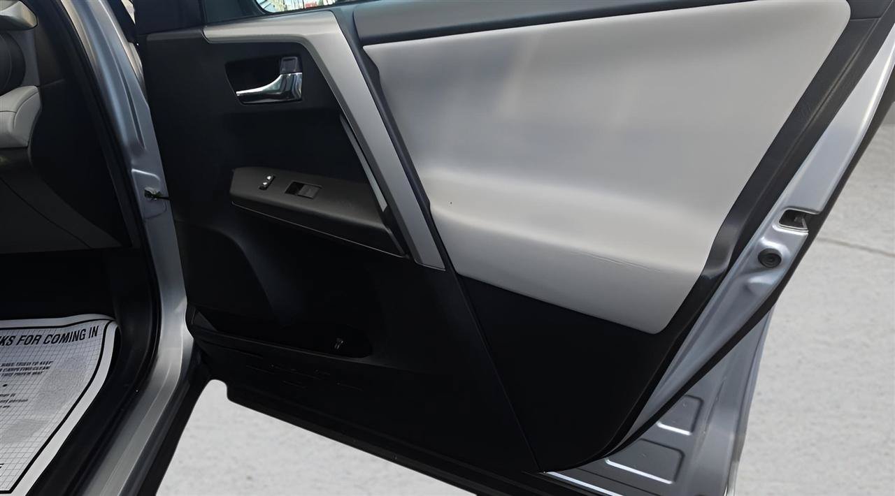 Used 2018 Toyota RAV4 XLE AWD/4WD image 31