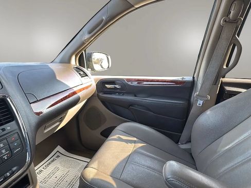 Used 2016 Chrysler Town & Country Touring FWD image 12