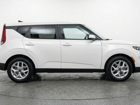 Used 2025 Kia Soul LX w/ LX Technology Package image 11