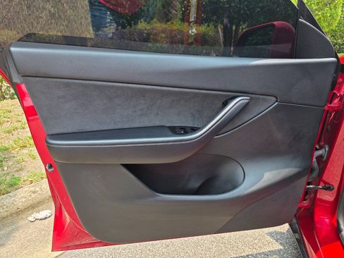 Used 2021 Tesla Model Y 2WD image 9