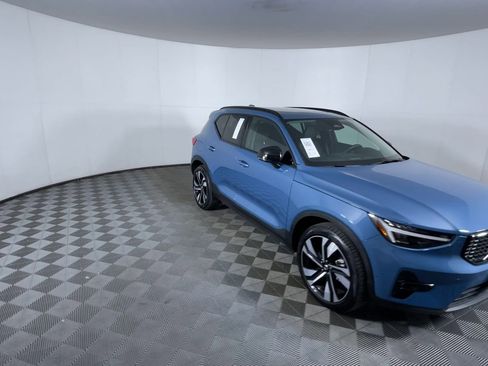 Used 2024 Volvo XC40 B5 Ultimate w/ Climate Package image 2