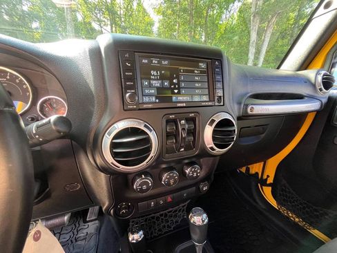 Used 2015 Jeep Wrangler Unlimited Sahara w/ Connectivity Group AWD/4WD image 23