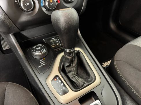 Used 2017 Jeep Cherokee Sport AWD/4WD image 19