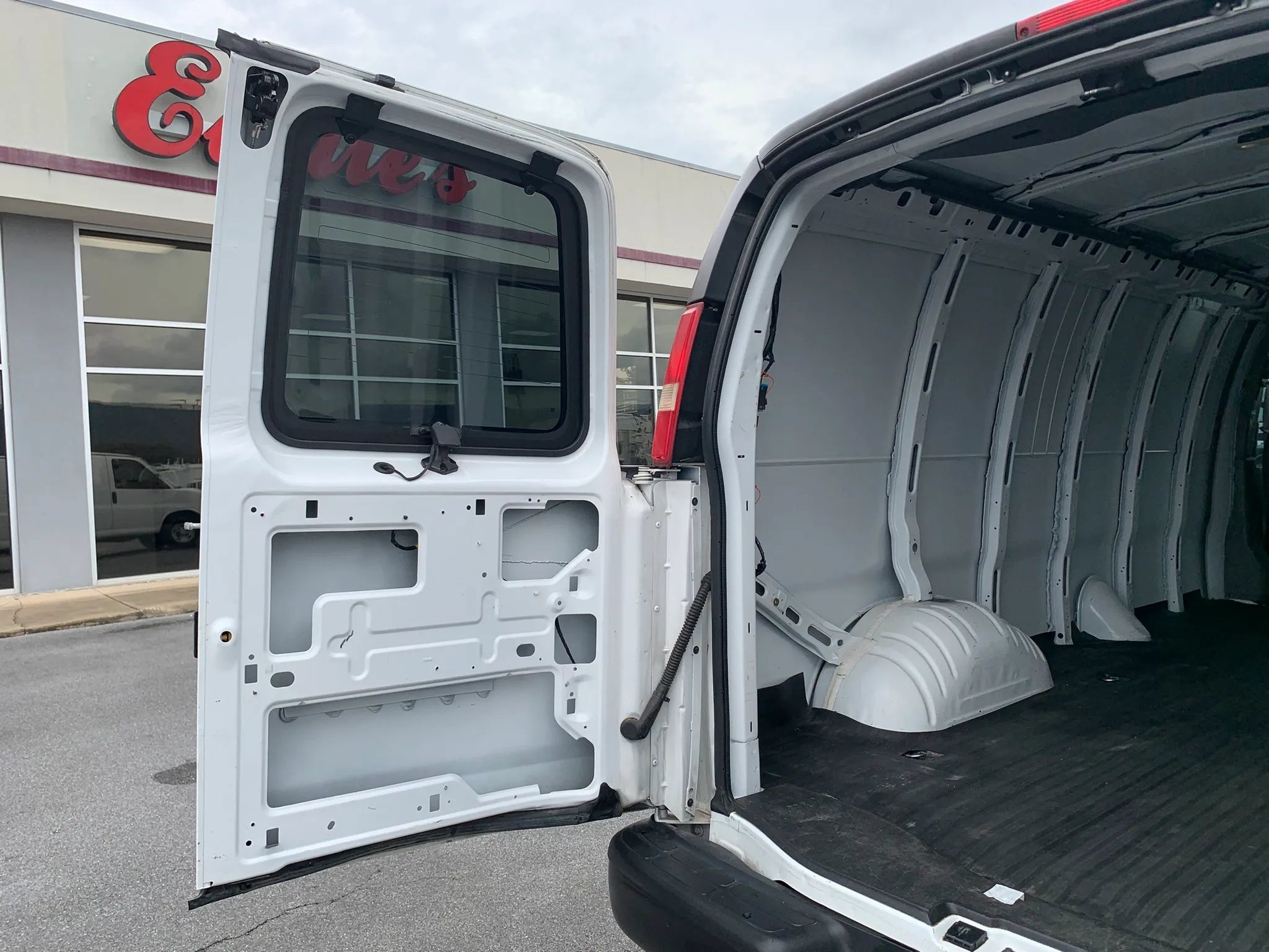 Used 2018 Chevrolet Express 3500 Extended w/ Driver Convenience Package RWD image 31