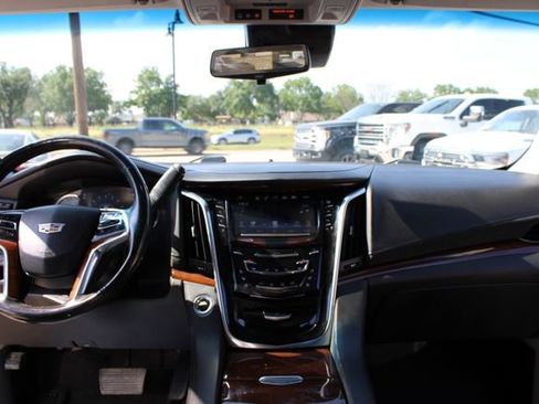 Used 2019 Cadillac Escalade ESV Luxury RWD image 22