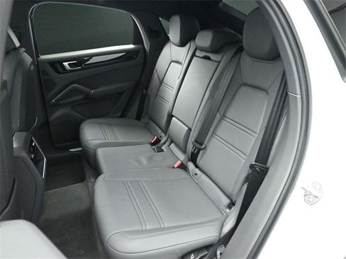 Used 2023 Porsche Cayenne Coupe image 15