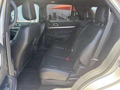 Used 2018 Ford Explorer XLT w/ Equipment Group 202A AWD/4WD image 17