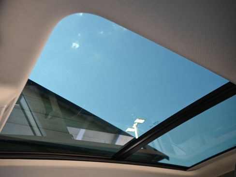 Used 2023 Volkswagen Tiguan SE w/ Panoramic Sunroof Package FWD image 27