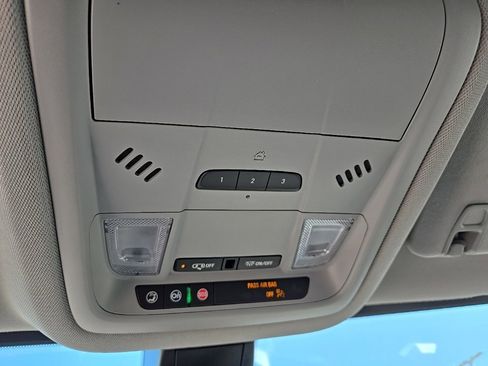 Used 2023 GMC Acadia SLT w/ Preferred Package image 29