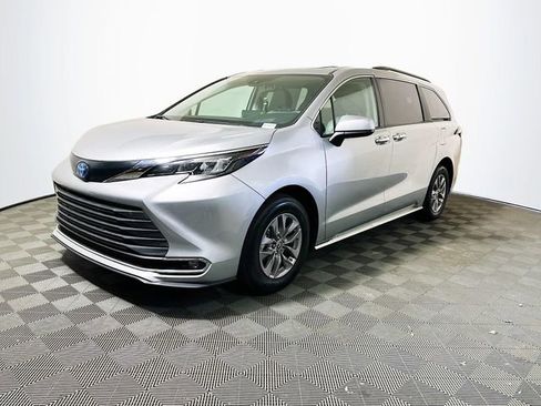Certified 2024 Toyota Sienna XLE image 4