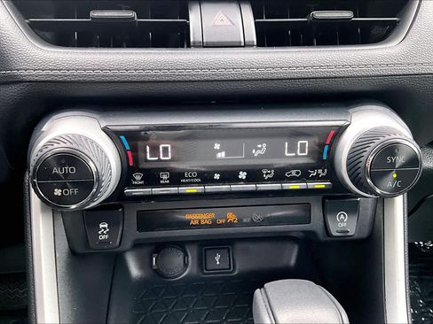 Used 2020 Toyota RAV4 XLE FWD image 32