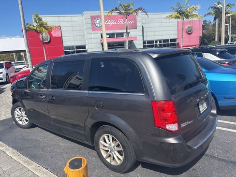 Used 2018 Dodge Grand Caravan SXT image 2