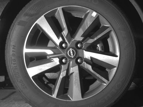 Used 2025 Nissan Versa SV FWD image 13