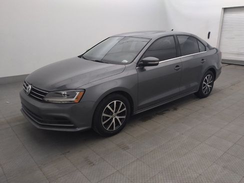 Used 2017 Volkswagen Jetta SE FWD image 2