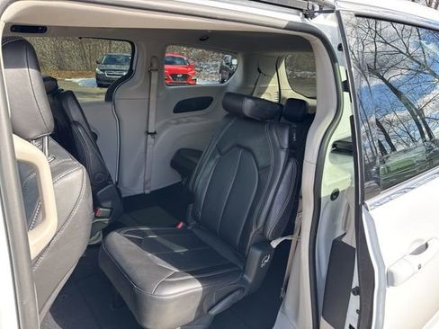 Used 2024 Chrysler Pacifica Touring-L image 17