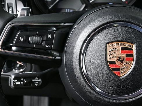 Certified 2025 Porsche Macan image 10